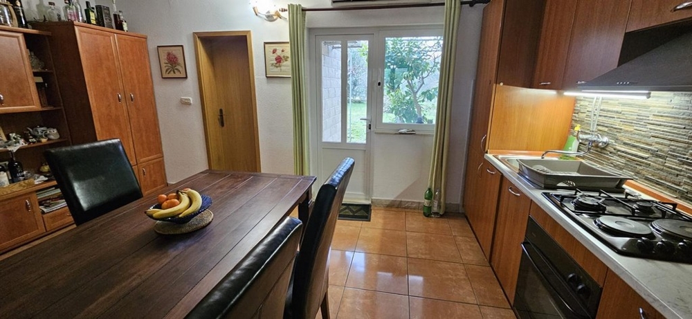 Kök med matplats och tillgång till trädgården