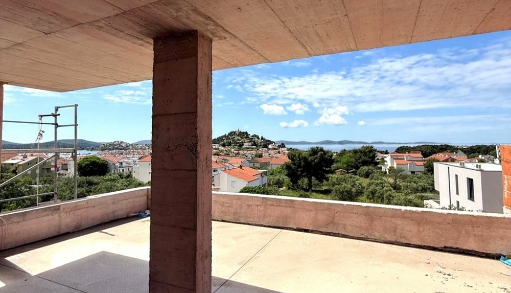 Rymlig terrass på övervåningen i fastighet H3604.