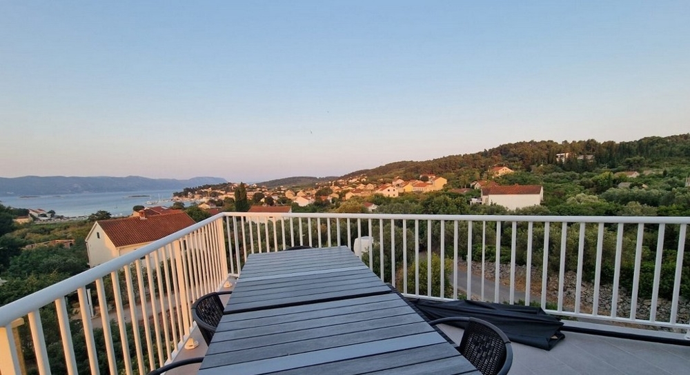 Havsutsikt från takterrassen på fastighet H3607 i Kroatien.