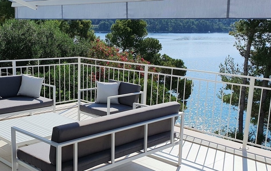 Terrass med havsutsikt.