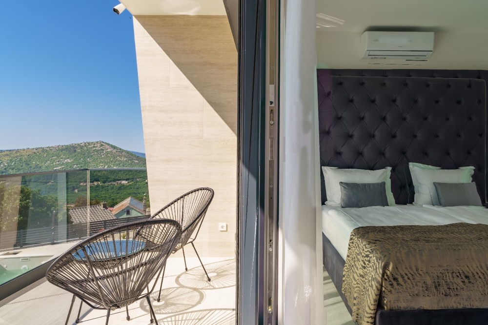 Dubbelsäng i det ljusa sovrummet