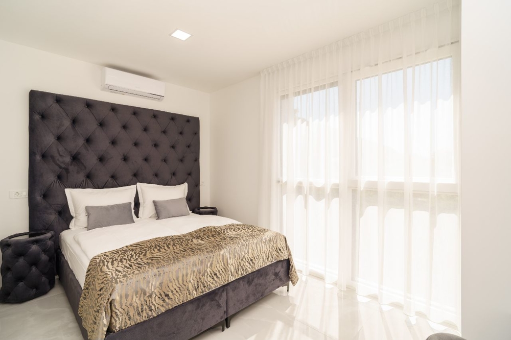 Spegel och skrivbord i sovrummet