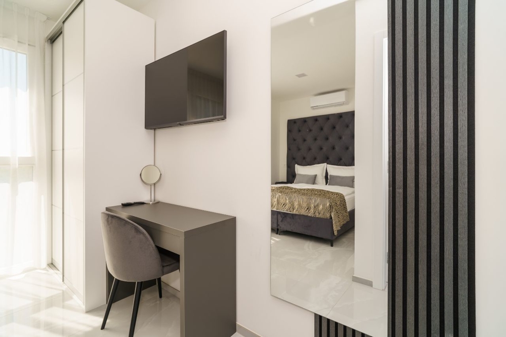 Balkong med utsikt över grönskan och sittplatser