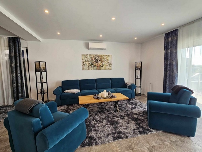 Vardagsrum med blå soffor