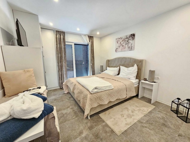 Sovrum med dubbelsäng och tillgång till balkong