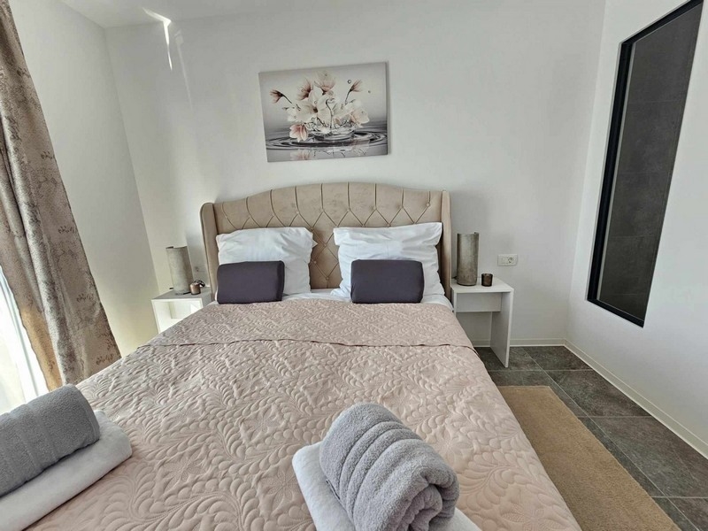 Ljust sovrum med dekorativ bild