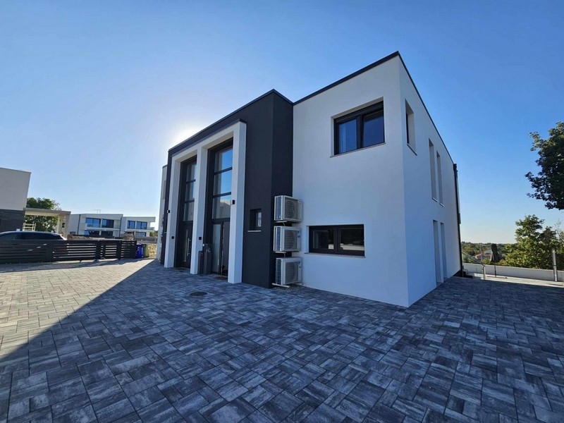 Uteområde och parkeringsplatser av fastighet H3613.