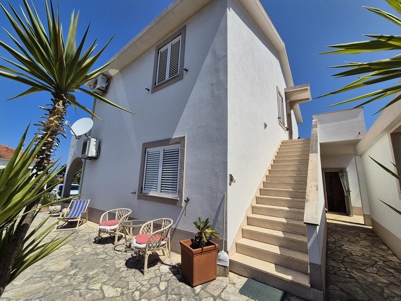 Exteriör vy med trappor och sittgrupp