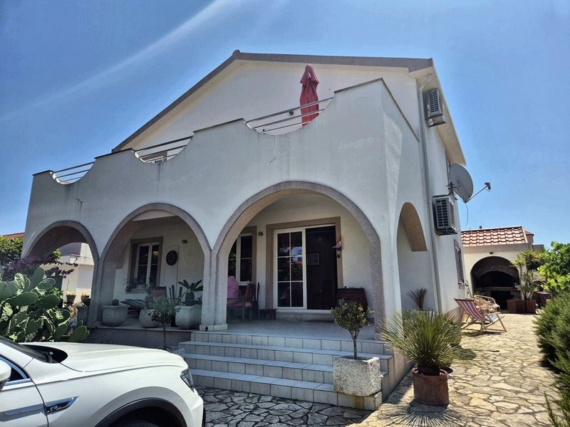 Framsidan av huset med täckt terrass