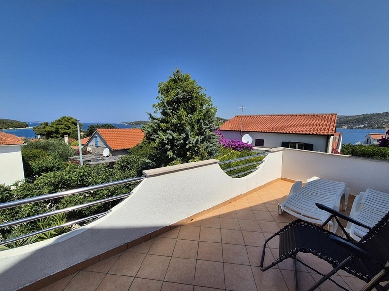 Havsutsikt från den övre terrassen på fastighet H3617 i Dalmatien.