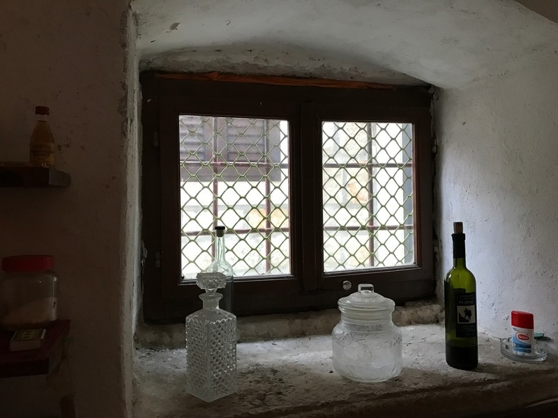 Fönster med spröjs och glasflaskor