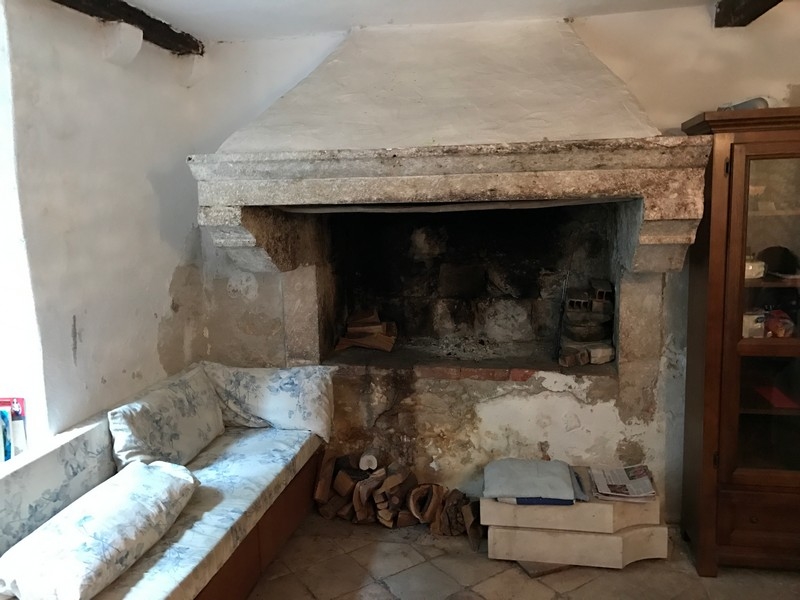 Gammal sten spis med bänk