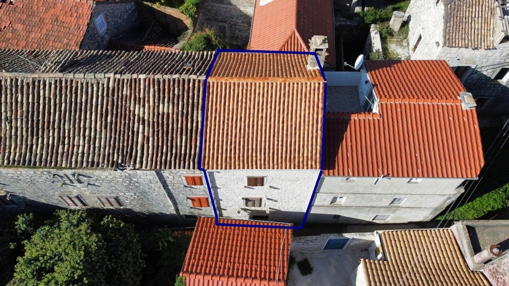 Flygfoto över markerat stenhus