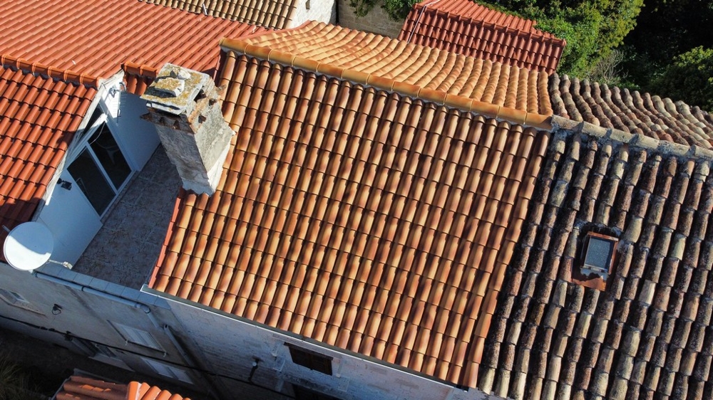 Takterrass med öppen spis och parabol