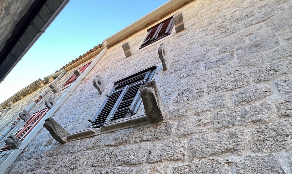 Fasad med traditionella fönsterluckor