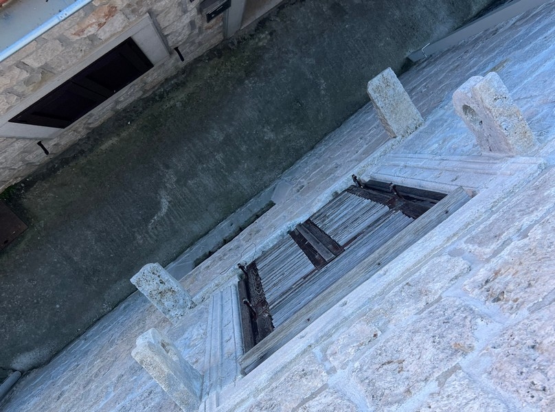 Stenhus med rustika fönster