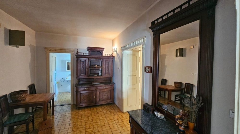 Matplats med antik buffé