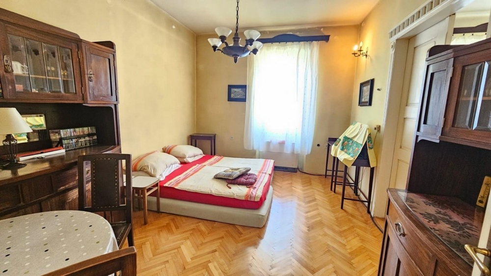 Sovrum med naturligt ljus och möbler