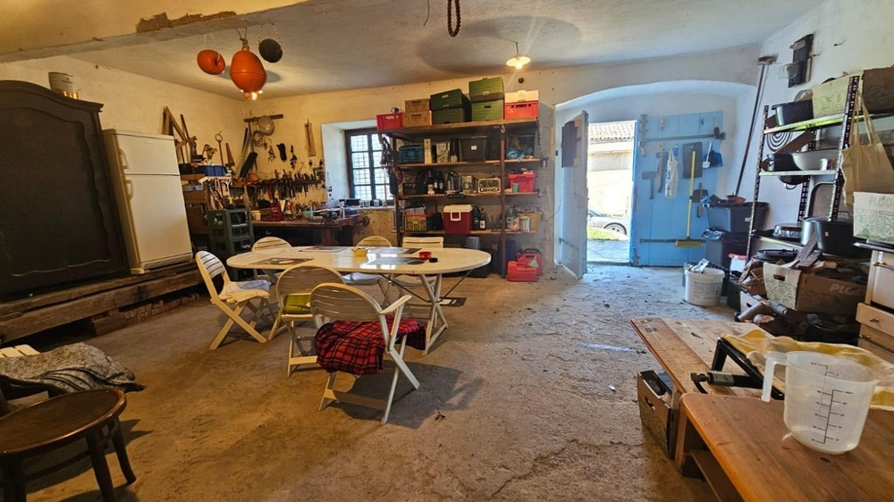 Stor verkstad eller krog på bottenvåningen