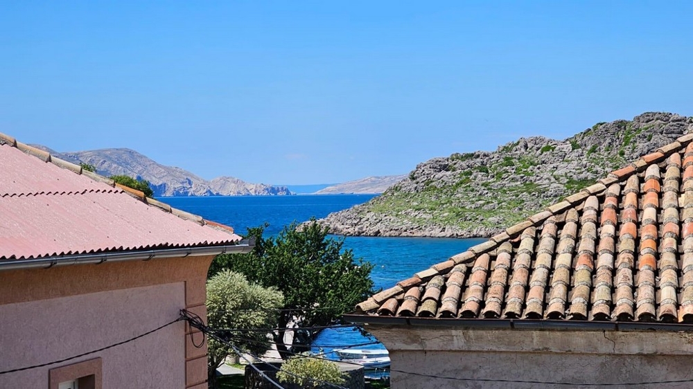 Delvis havsutsikt mellan hustaken