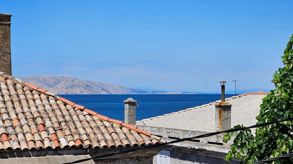 Havsutsikt över huset, som ligger i Sv. Juraj nära Senj är till salu.