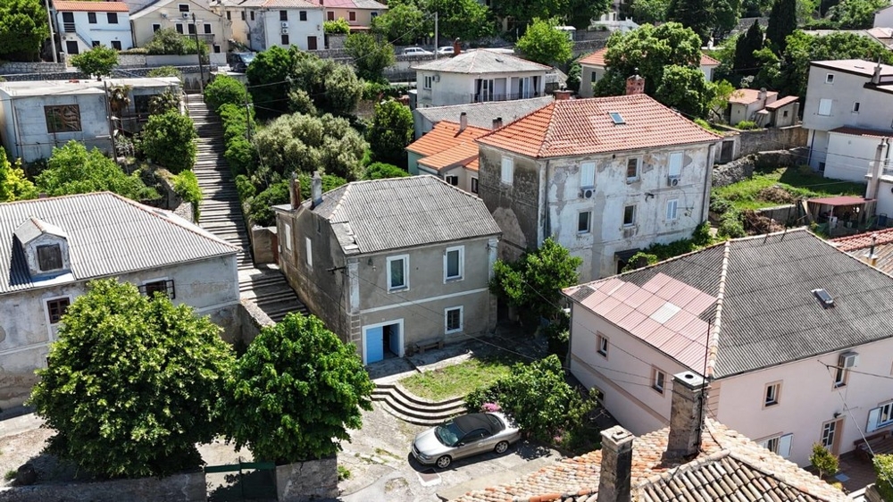 Flygfoto över fastigheten i centrum av Sveti Juraj, Kroatien.