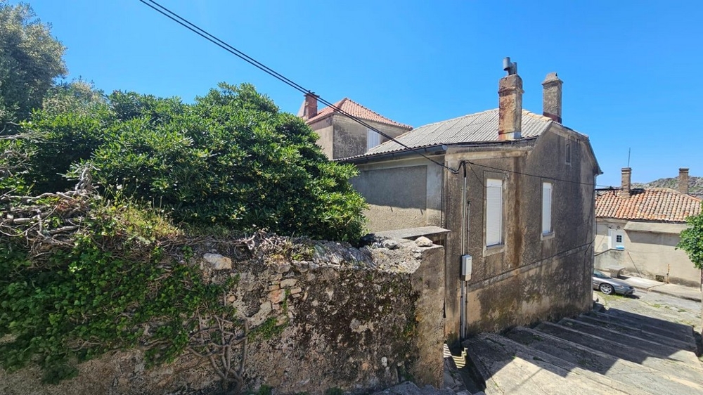 Baksidan av huset med trappa