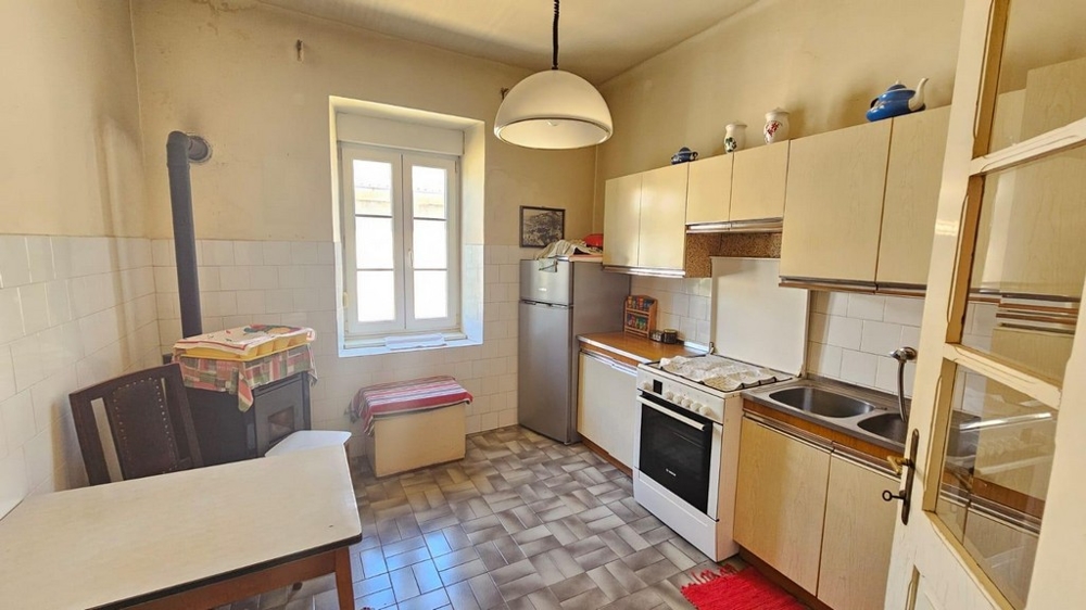 Enkelt kök med fönster och ugn