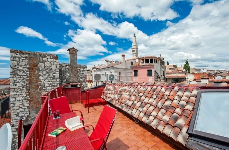 Takterrass med stadsutsikt över fastighet H3629 i Kroatien.