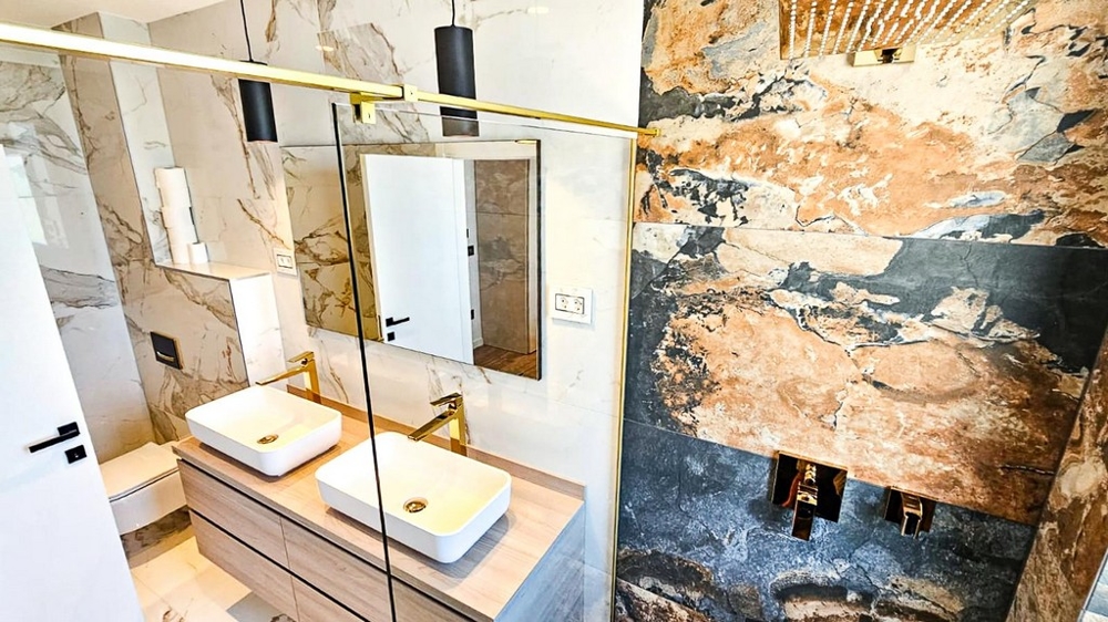 Badrum med dubbla handfat och dusch