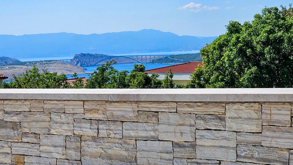 Havsutsikt över stenmuren på Kvarnerbukten