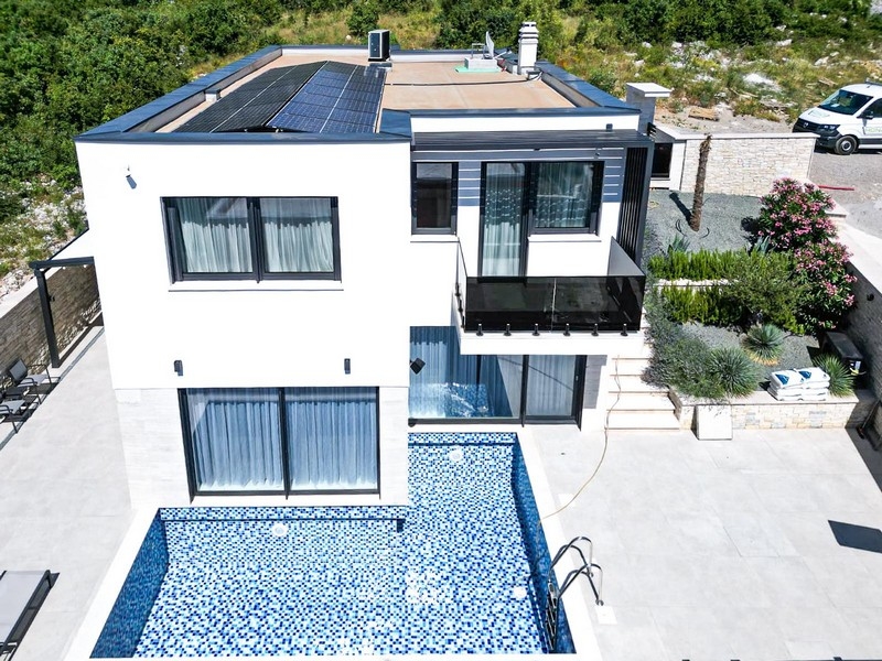 Modern villa med pool och solsystem - fastighet H3630.