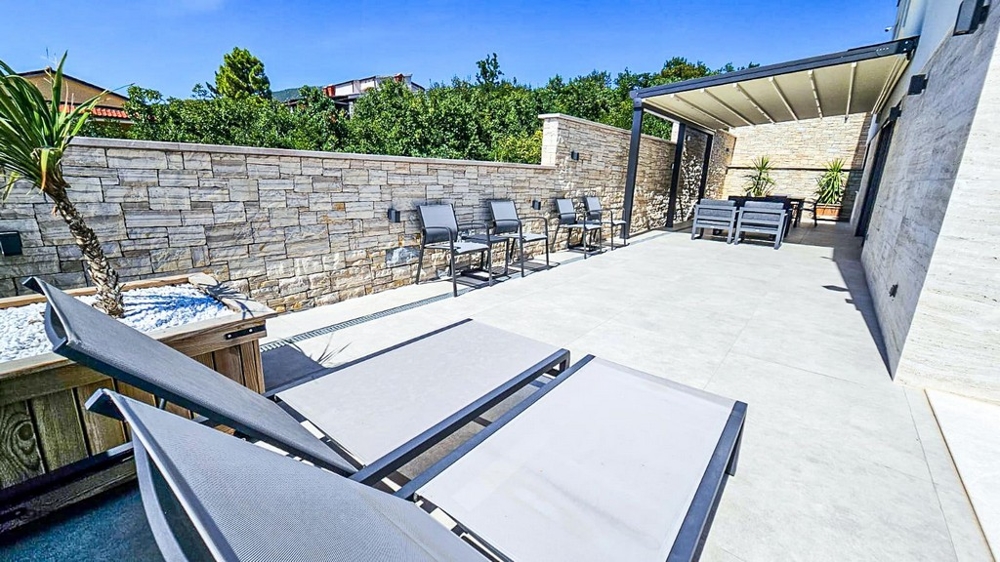 Rymlig terrass med solstolar