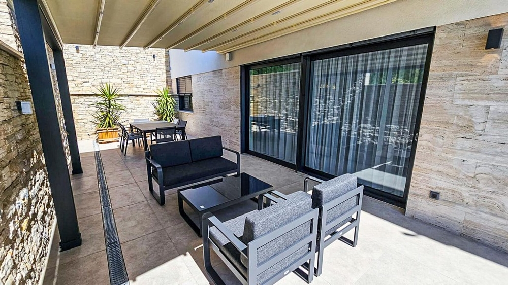 Täckt terrass med sittgrupp