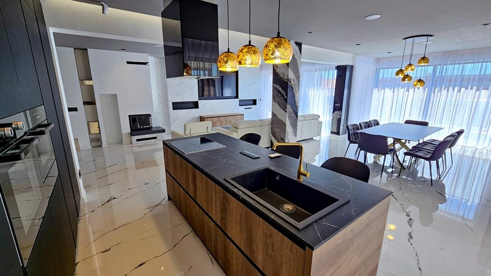 Öppet kök med kokö och matplats