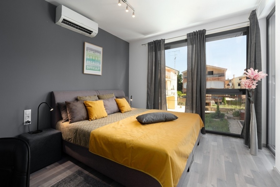 Sovrum med dubbelsäng och gula sängkläder