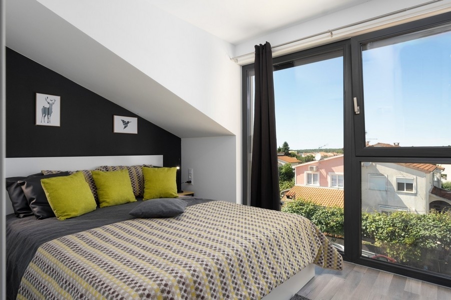 Vindsrum med stort fönster och utsikt