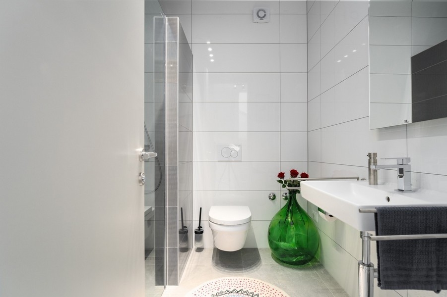 Modernt badrum med dusch och toalett