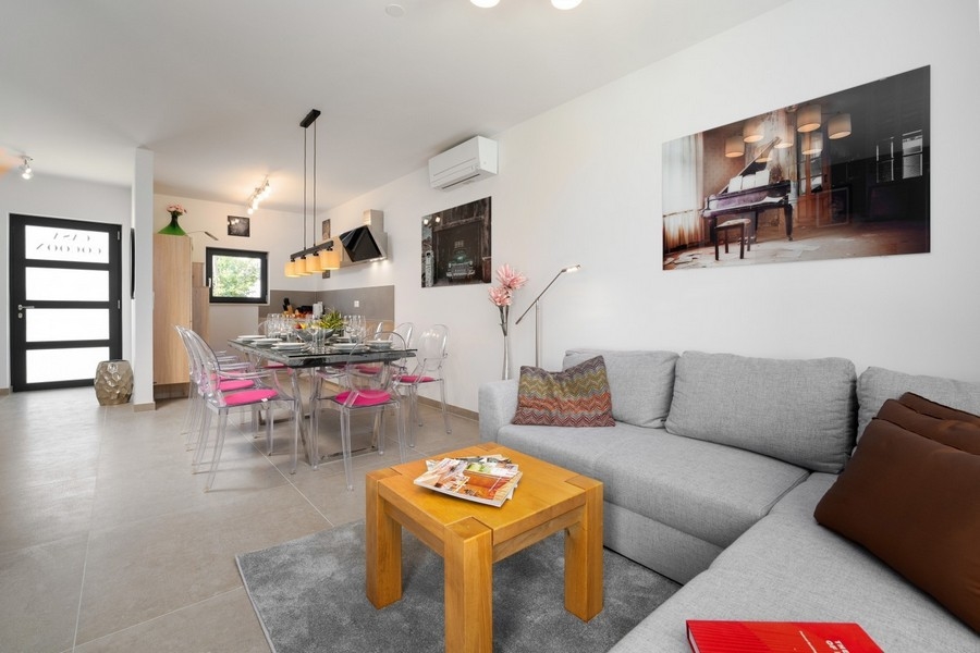 Öppet vardagsrum och matplats med modern inredning