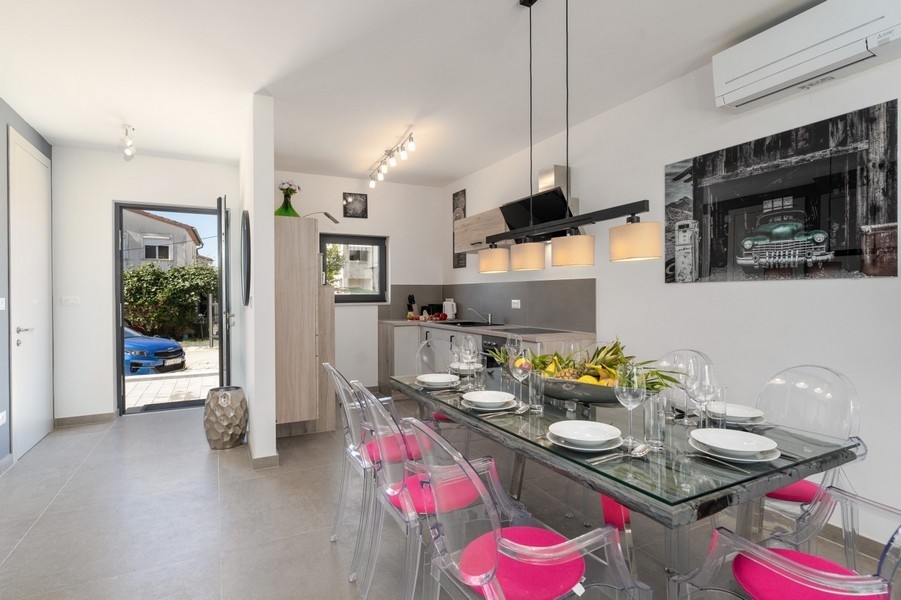 Matplats med matbord i glas och modernt kök