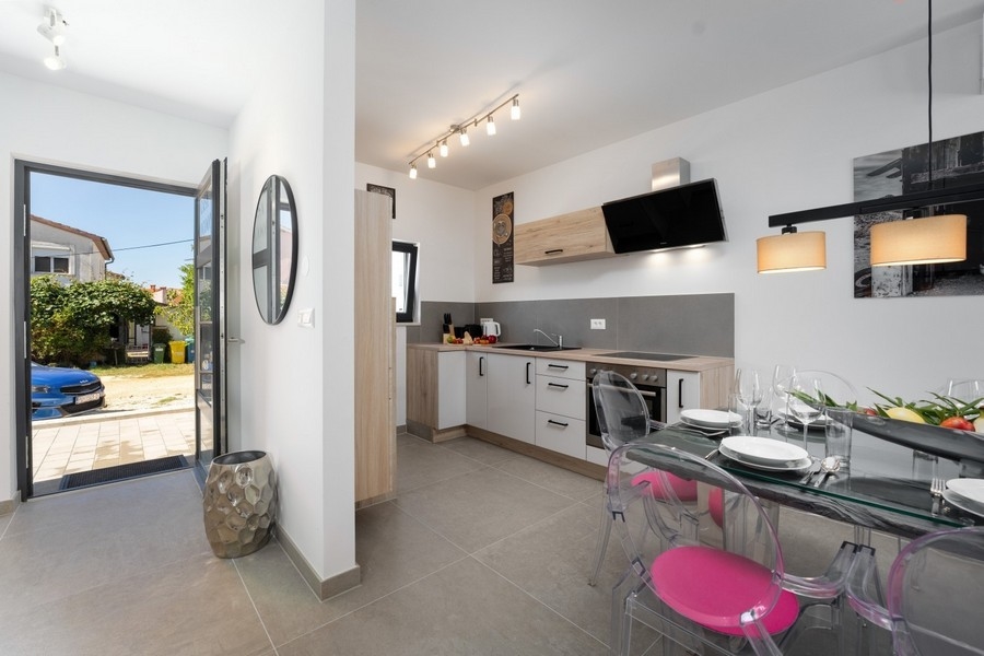 Modernt utrustat kök med utgång till utsidan