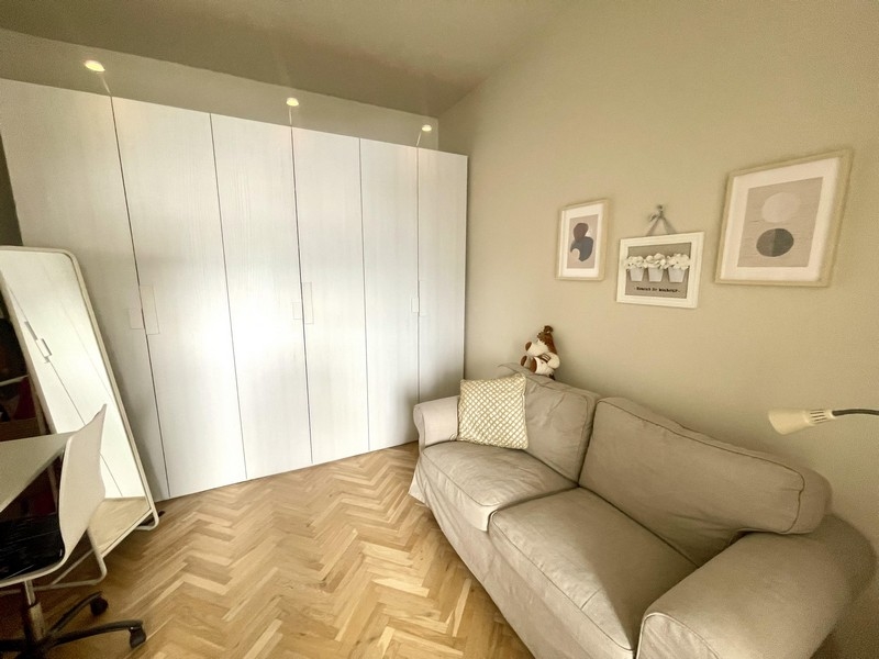 Gästrum med soffa och garderob