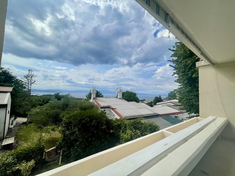 Balkong med havsutsikt i Njivice