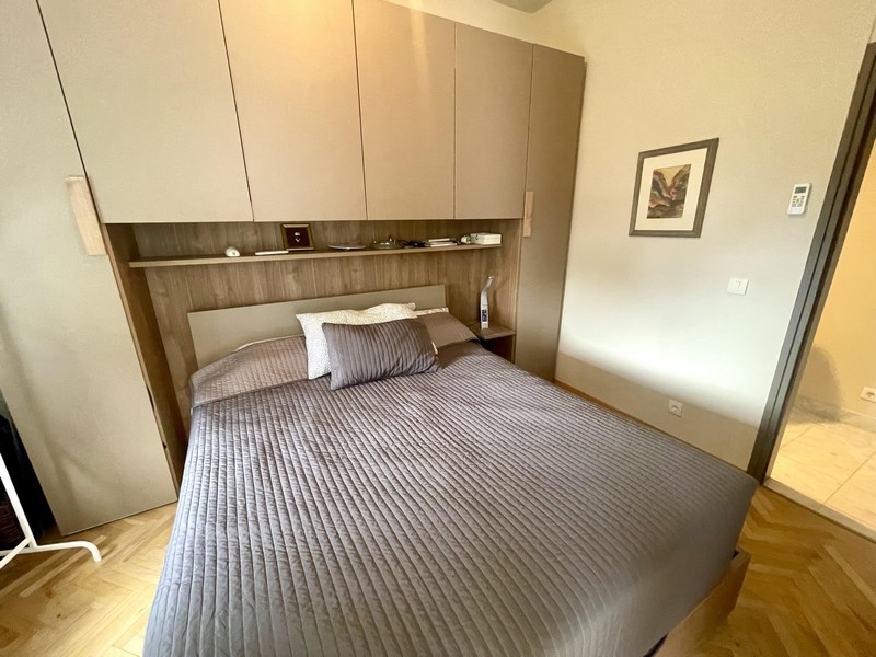 Sovrum med dubbelsäng och inbyggda garderober