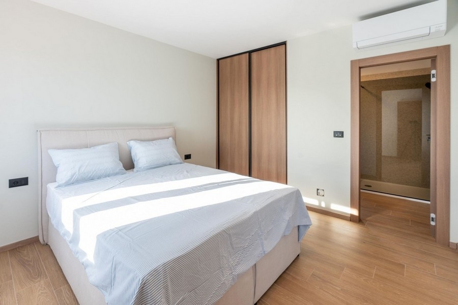 Sovrum med dubbelsäng och badrum med eget badrum