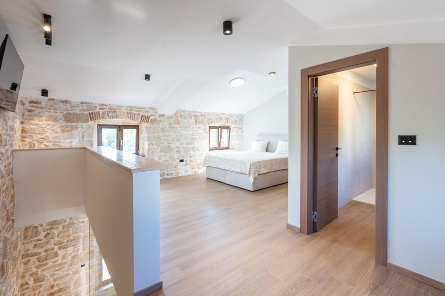 Övervåning med sovrum och badrum