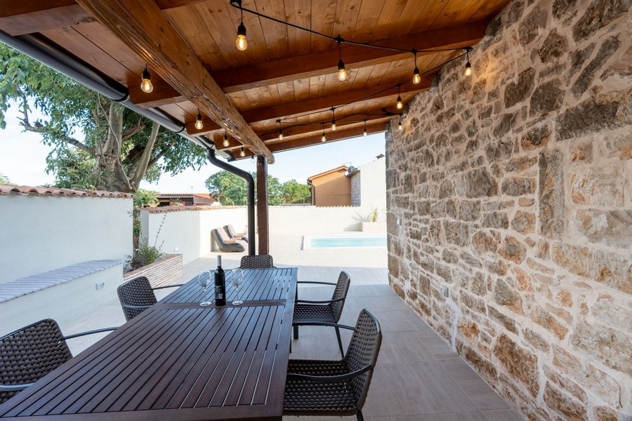 Täckt terrass med utsikt över poolen