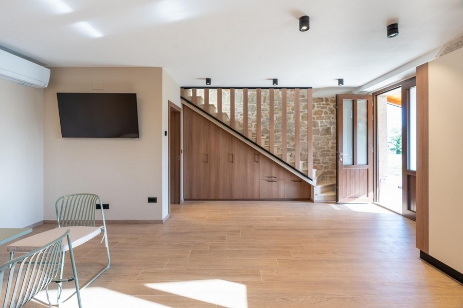 Modernt vardagsrum med trappor och träelement