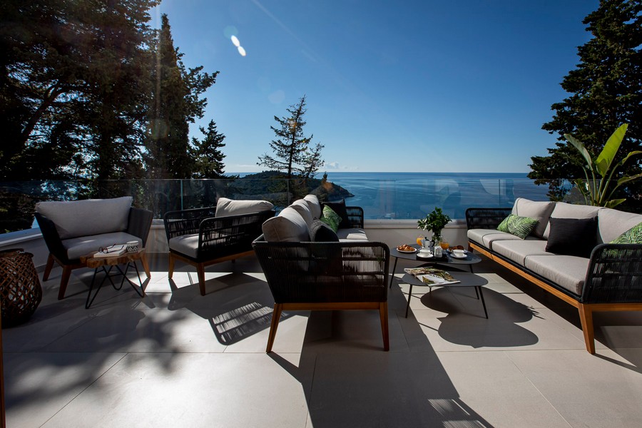 Terrass med sittplatser och havsutsikt