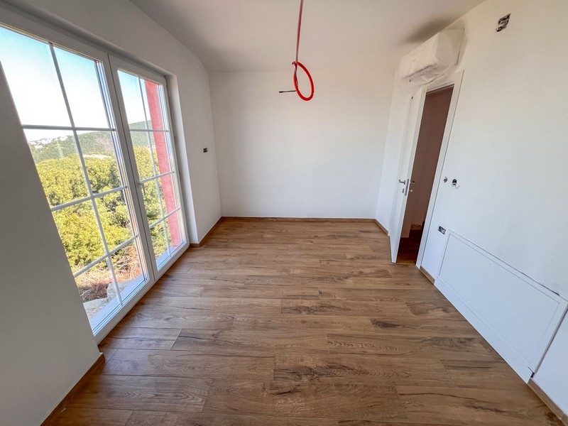 Rum med ett stort fönster och havsutsikt